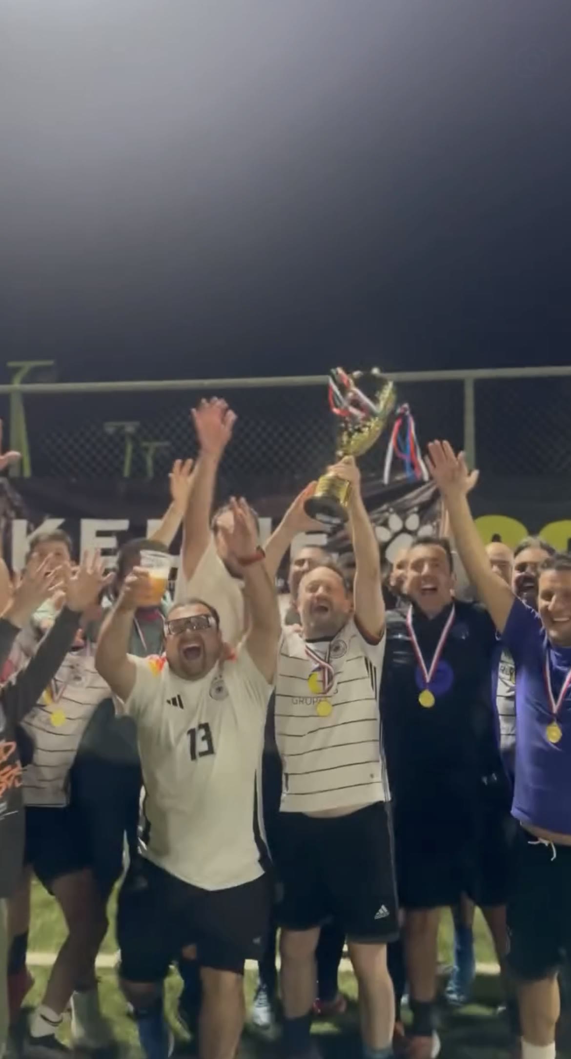 Celebración con trofeo